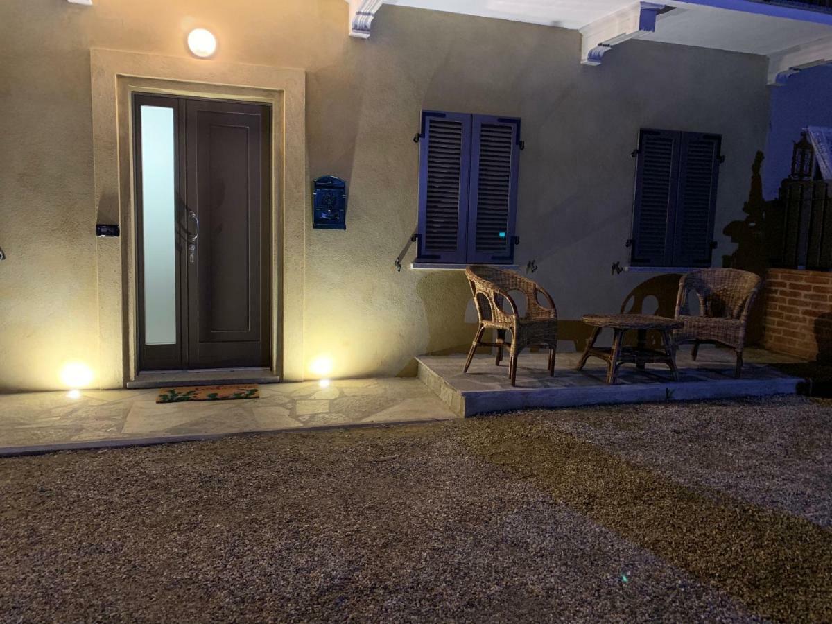 فيلا Takapradalu Cisterna dʼAsti المظهر الخارجي الصورة